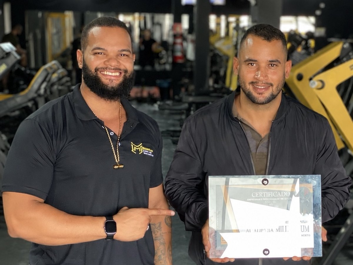 Equipe da academia Millenium com o certificado de reconhecimento recebido