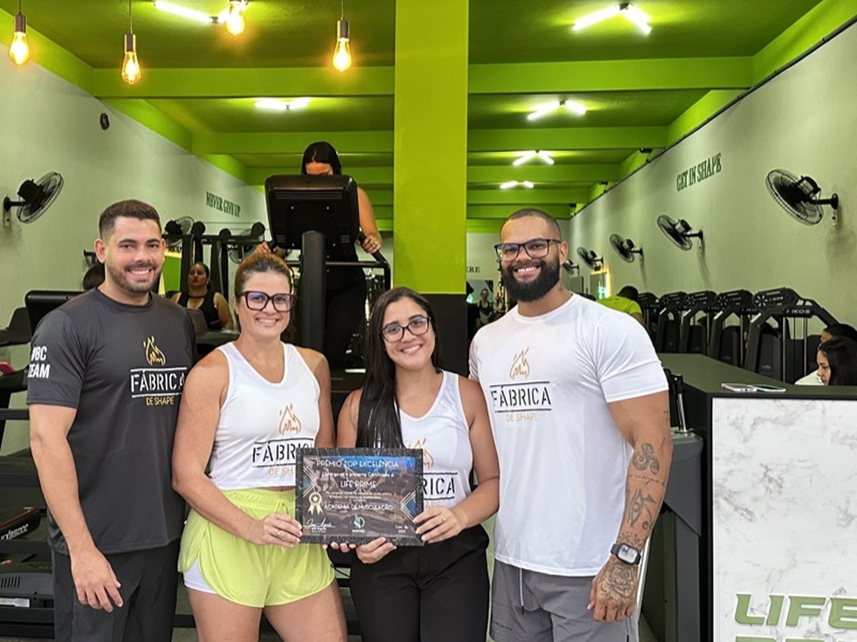 Equipe da Life Prime Fitness com a placa do Prêmio Top Excelência